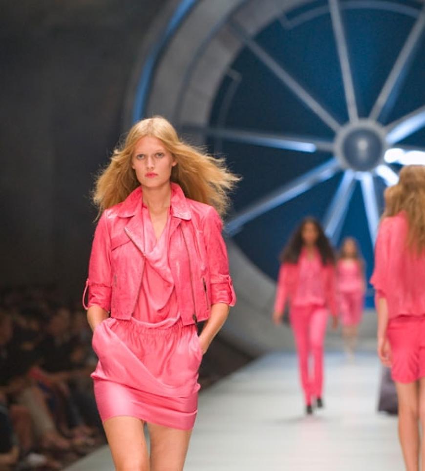 Was für eine Location! Models präsentieren in der Rathenau-Halle Kreationen des Modelabels