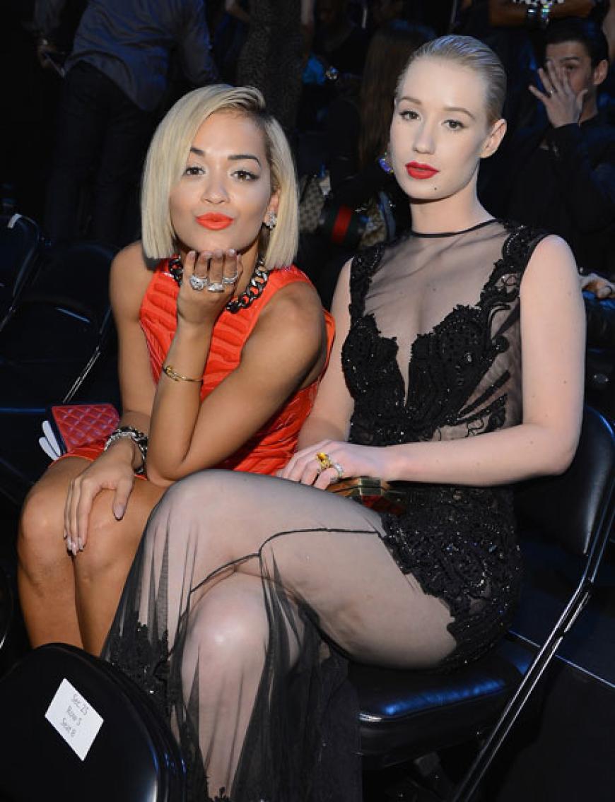 Rita Ora machte es sich mit Freundin Iggy Azalea gemütlich