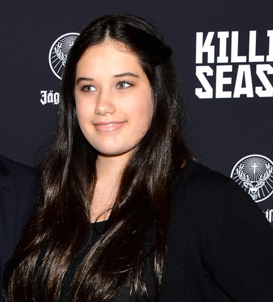 Ella Bleu Travolta begleitete ihren Vater zu der Premiere von 'Killing Season'