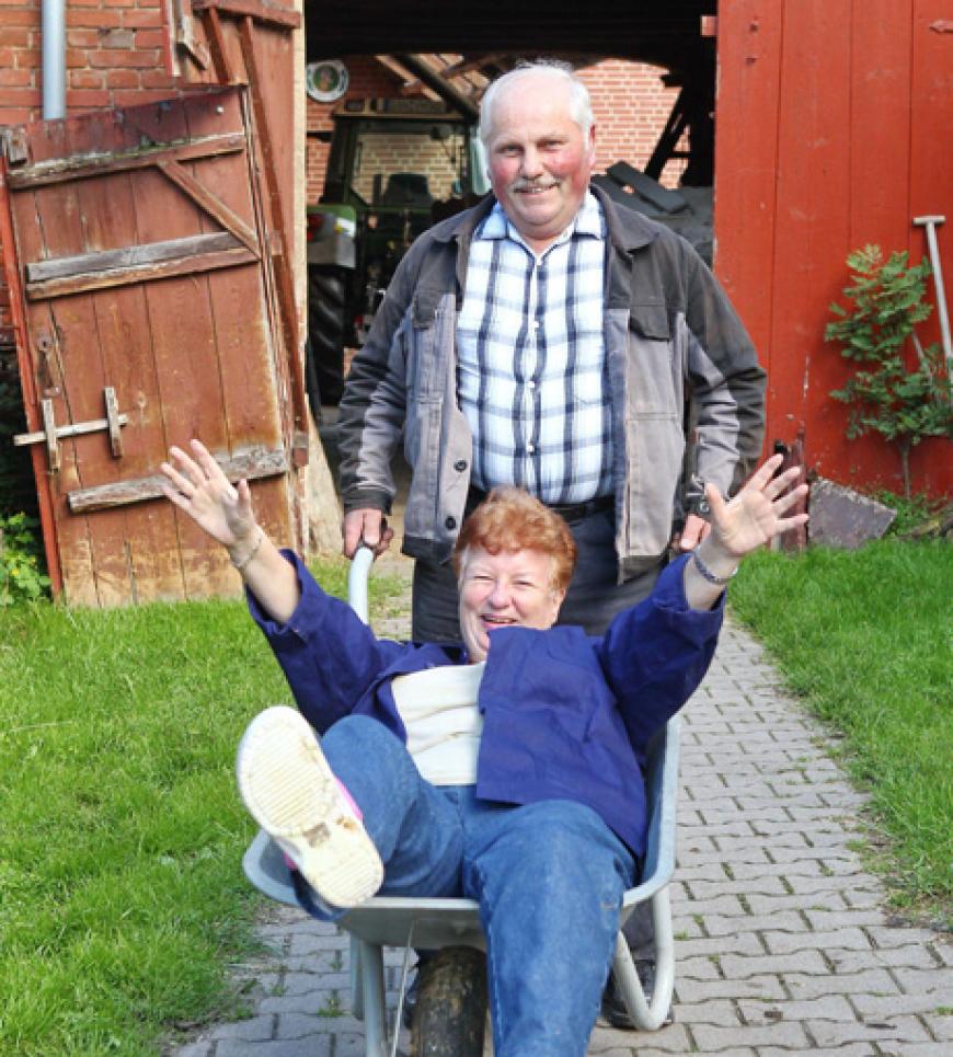 Bei Kuhbauer Dieter (60) und Renate (59) neigt sich die Hofwoche dem Ende. Die Rentnerin muss abreisen und ist traurig: âIch würde am liebsten noch länger bleiben. Aber ich komme ja wieder und dann bleibe ich auch!