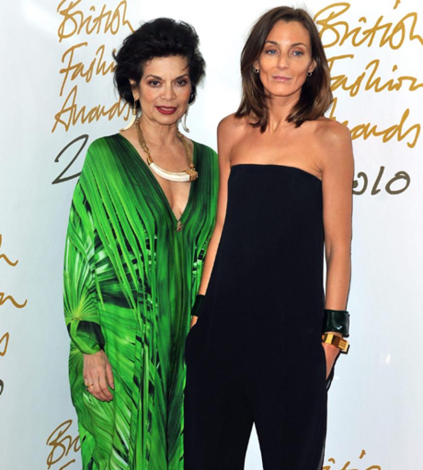 Bianca Jagger mit der britischen Designerin Phoebe Philo, die zur