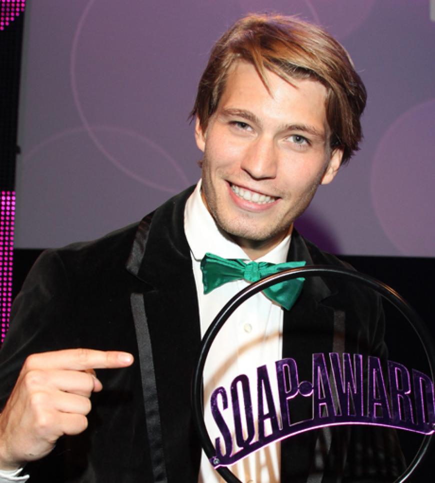 Bei der Verleihung der German Soap Awards am 04. Juni 2011 wurden die beliebtesten Serien-Darsteller geehrt: Über 750.000 Fans wählten ihre Lieblinge aus sieben Daily Soaps und sechs Telenovelas. GZSZ-Star Raul Richter freut sich über seinen Award