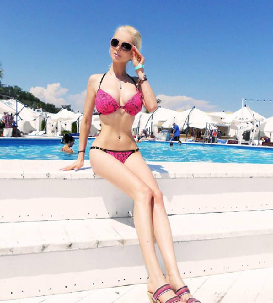 Die Barbie Doll weiß genau, wie sie sich positionieren muss
