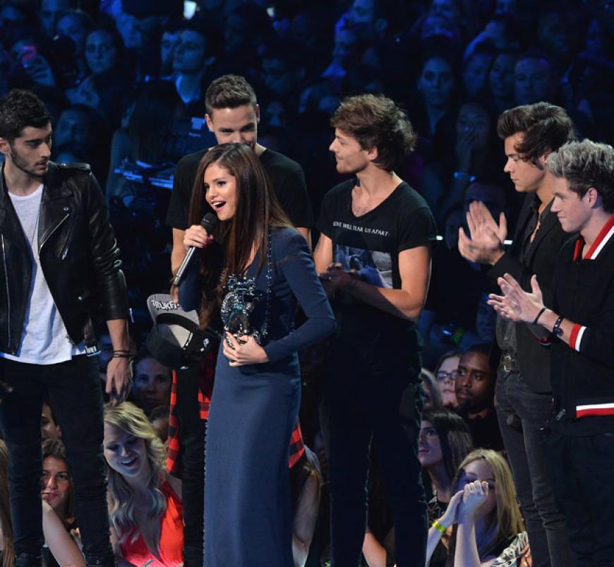 Die Jungs von One Direction bekamen einen Award überreicht - von Selena Gomez