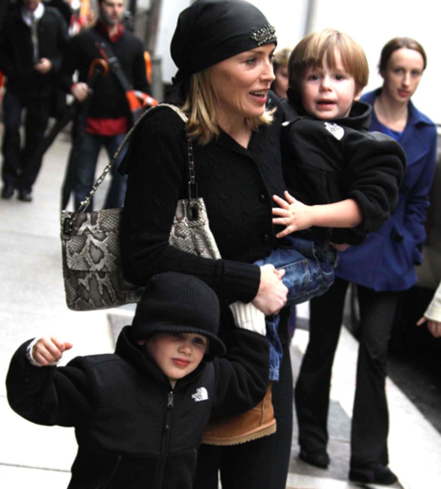 Auch Hollywood-Star Sharon Stone hat adoptiert - und das sogar gleich drei Mal: Laird Vonne und Quinn Kelly kamen 2005 zu ihr ...