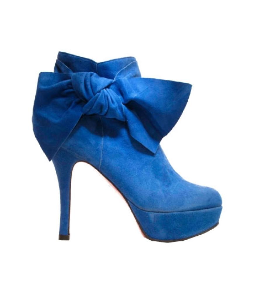 Schuhe schmücken sich in dieser Saison mit Schleifen, Schnallen, Perlen oder Strass: High-Heel-Stiefeletten mit XL- Schleife von Jaime Mascaró, ca. 290 Euro