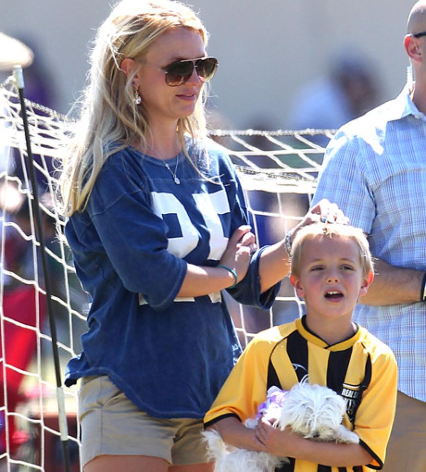 Cool: Britney Spears kommt im Schlabberlook zum Fußballspiel ihrer Söhne. Dabei wirkt der Superstar gelöst und ist einfach nur eine fürsorgliche Mami