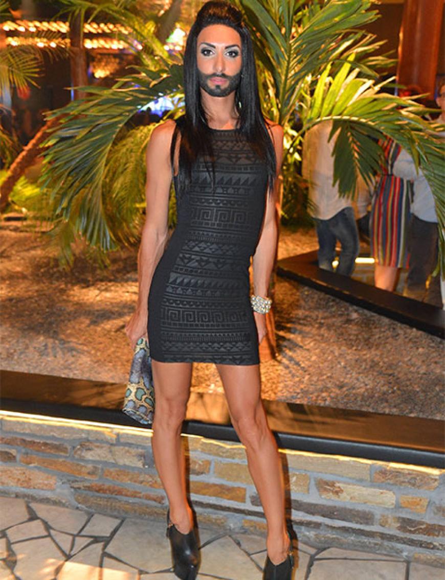 Sexy hexy! Im Partykleidchen macht Conchita auch eine gute Figur