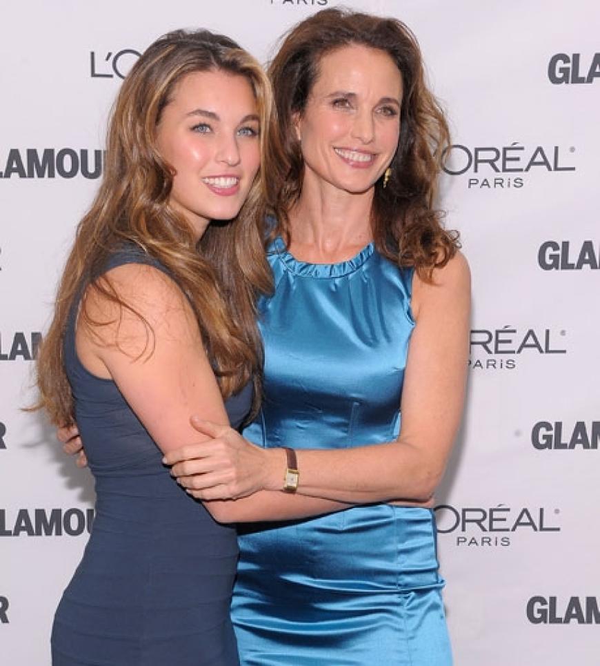 Ein Abend der Supermodels: Neben Tyra Banks und Iman kam auch Andie McDowell nach New York. Sie wurde von ihrer hübschen Tochter Rainey Qualley begleitet
