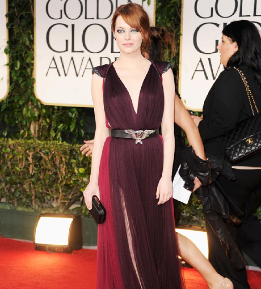 Emma Stone mal wieder stilsicher in einer dunkelroten Robe von Lanvin