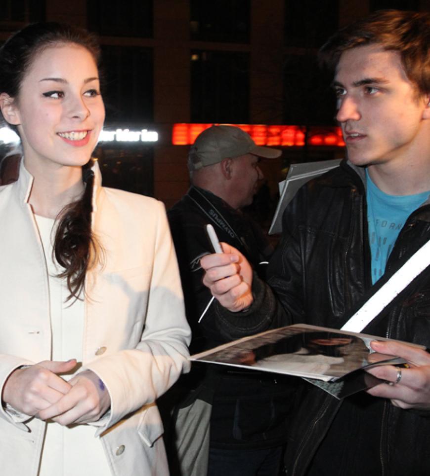 Lena Meyer-Landrut wird von einem Autogramm-Jäger entdeckt. Am Echo-Abend steht die Sängerin live auf der Bühne und darf sich über fünf Echo-Nominierungen freuen
