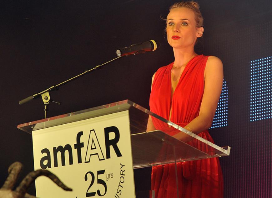 Diane Kruger hält eine Rede