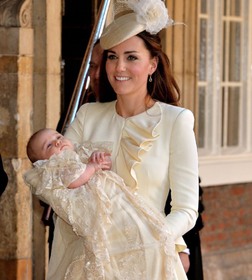 Mein Gott, Kate! Bei der Taufe des kleinen George am 23. Oktober war Catherine der strahlende Mittelpunkt. Sie trug ein figurbetontes cremefarbenes Kleid des Modelabels Alexander McQueen und Chefdesignerin Sarah Burton, 39, sowie ein gleichfarbiges Hütchen von Jane Taylor. Dieses wurde extra für die Taufe angefertigt, heißt passenderweise