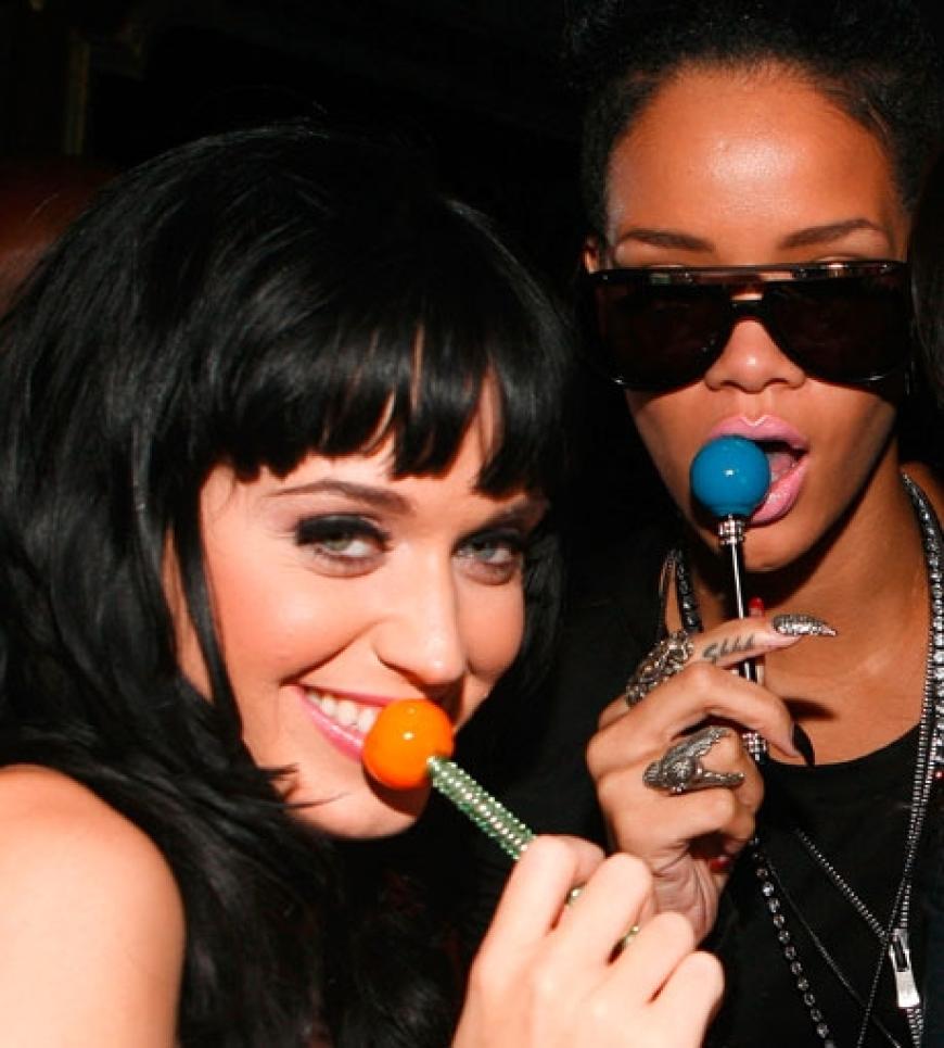 Katy Perry und Rihanna sind neue beste Freundinnen! Am 28. Juli feierten die beiden Sängerinnen zusammen auf Katys Aftershowparty in New York. Wenige Stunden zuvor stand der