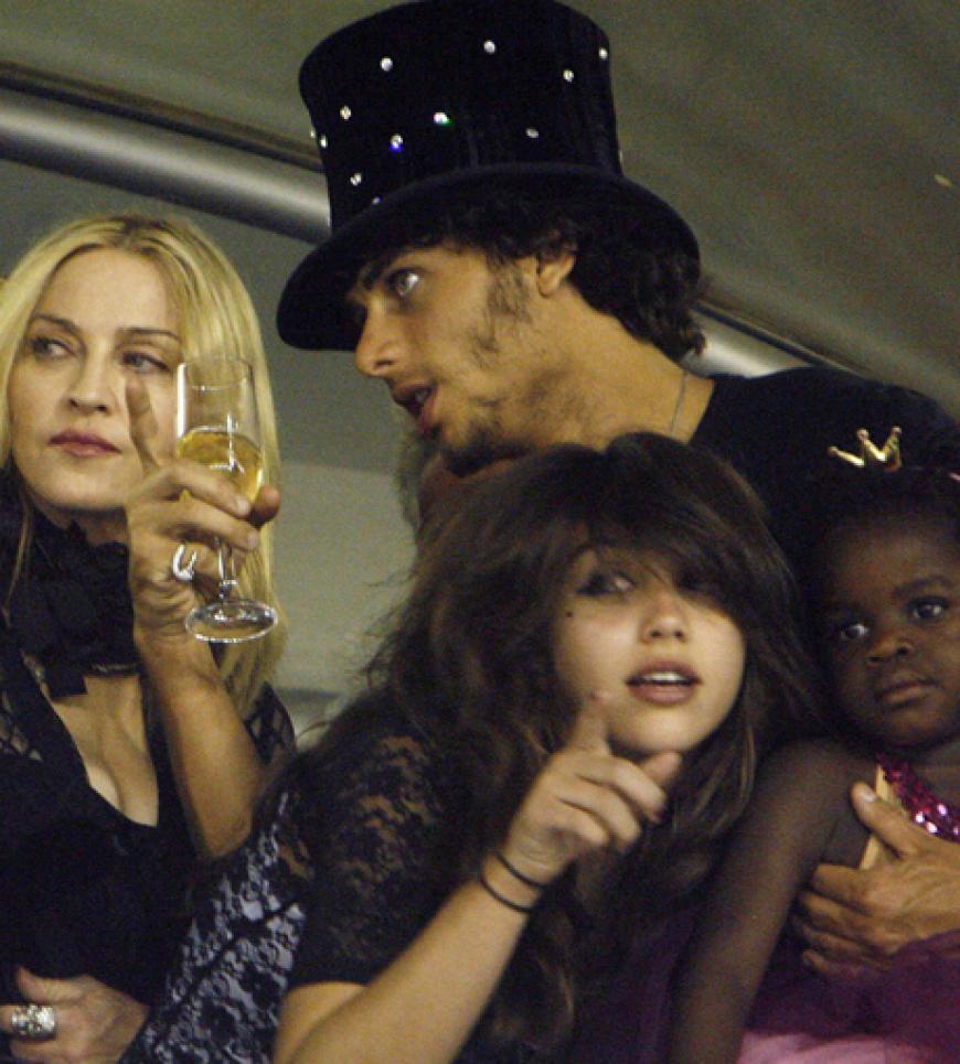 Patchwork-Familie: Madonna nahm ihre Kids Lourdes und die aus Malawi adoptierte Tochter Mercy mit zum Karneval nach Rio. Auch mit dabei: ihr Ex-Lover Jesus Luz