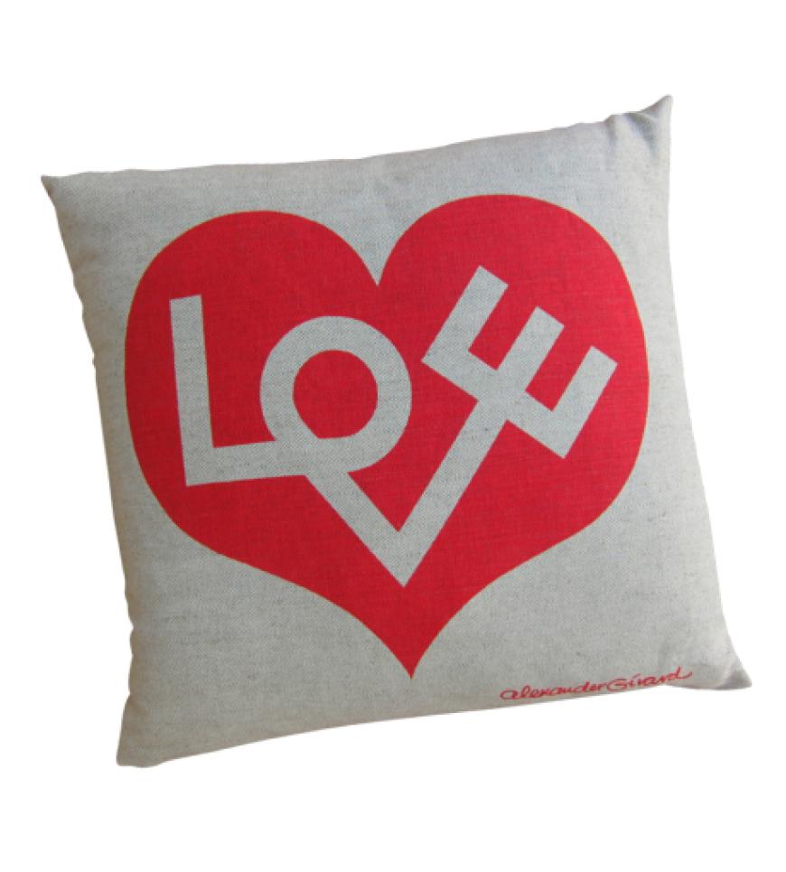 Kissen mit Love-Print von Vitra über designikonen.de, ca. 115 Euro