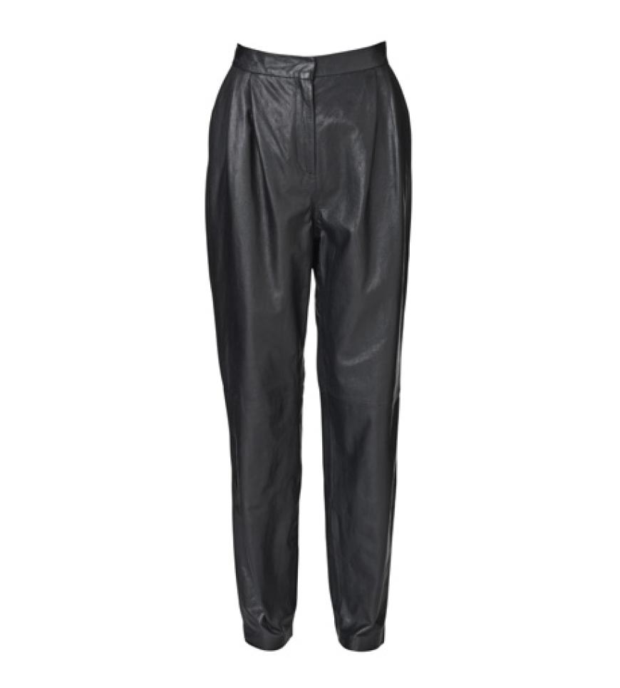 Retro deluxe: weite Lederhose mit hoher Taille von By Malene Birger, ca. 575 Euro