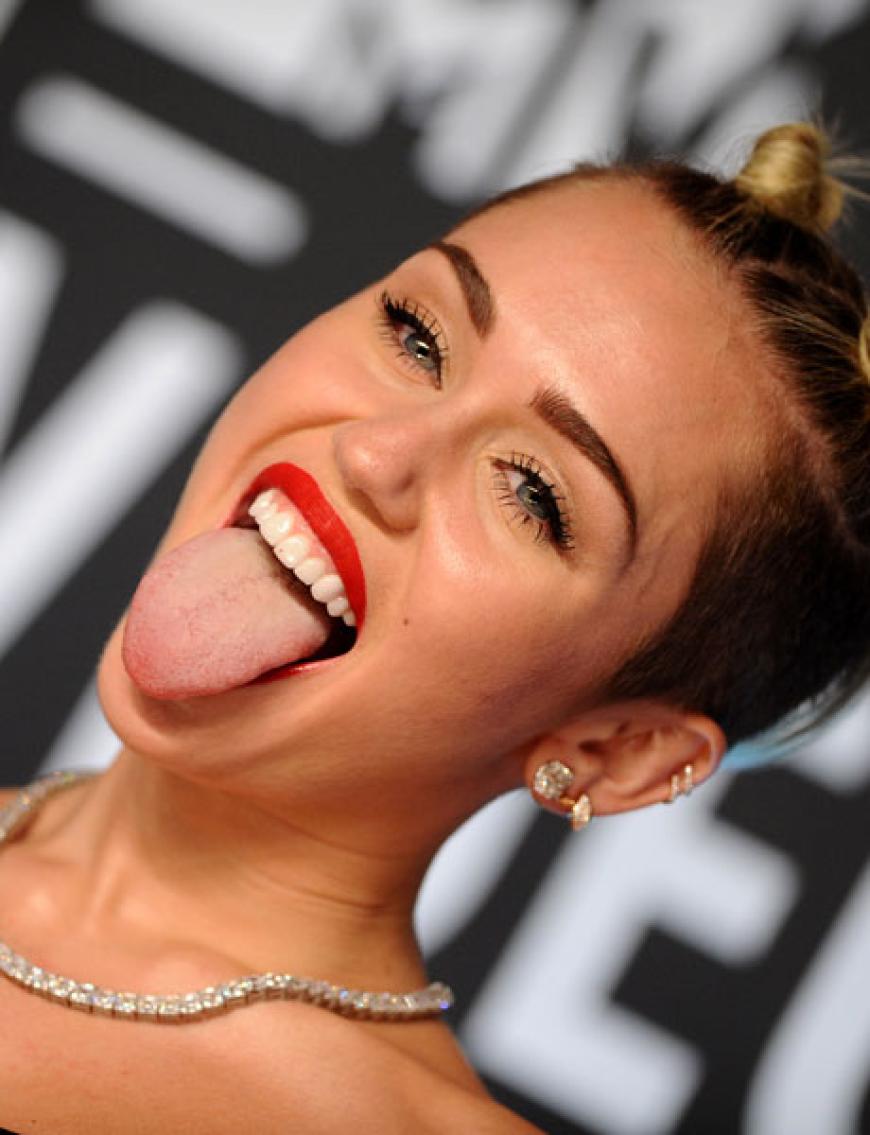 Für den peinlichsten Moment bei den MTV VMAs 2013 sorgte Miley Cyrus. Ihre peinliche Sex-Show auf der Bühne sorgte auch noch Tage danach für viel Geläster