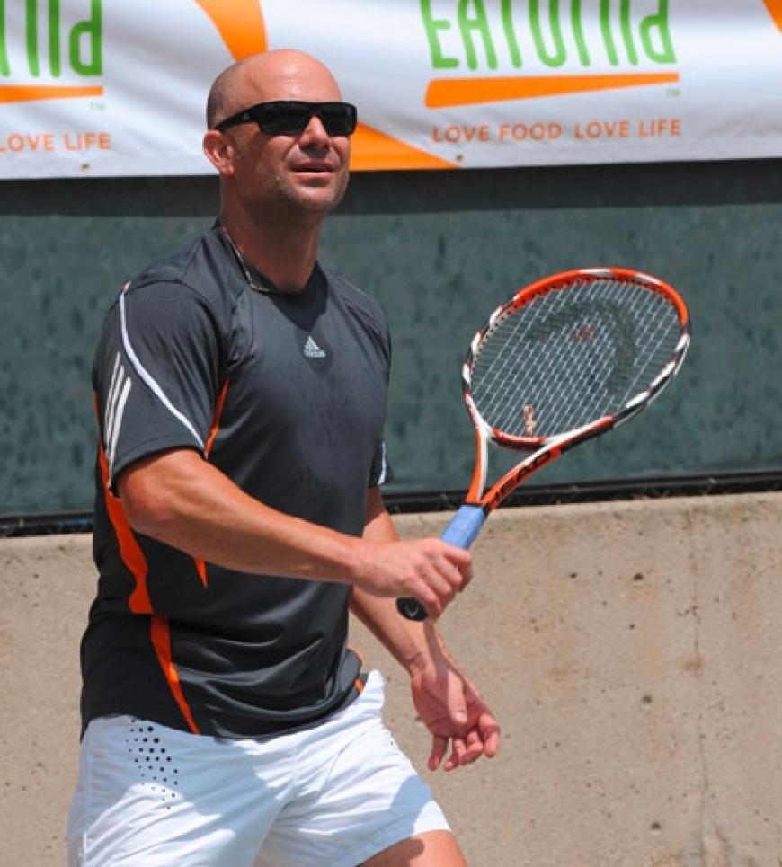 Er kann es nicht lassen: Ex-Tennisprofi Andre Agassi ist auch in seiner Freizeit auf dem Platz