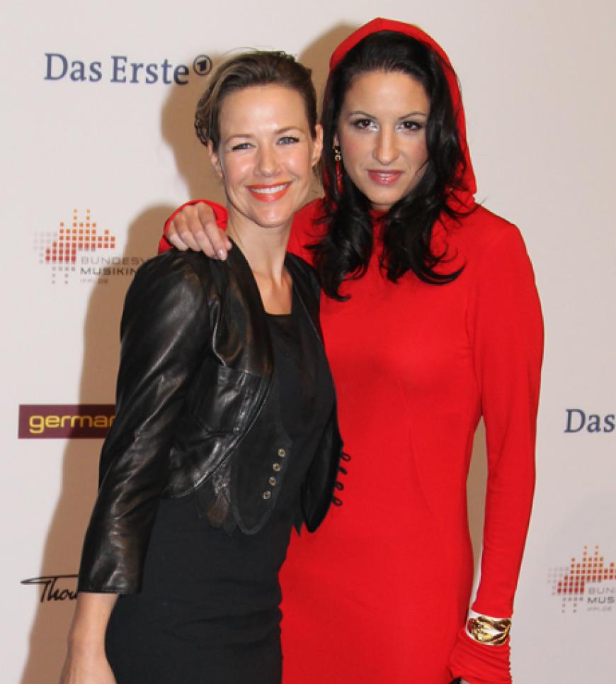 Alexandra Neldel und Minu Barati-Fischer im Rot-Käppchen-Outfit