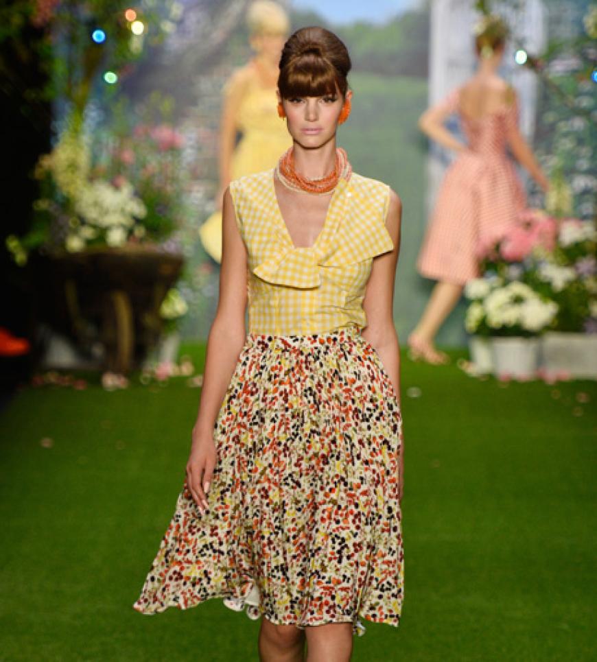 Die prächtigen Blüten, die Lena Hoscheck auf der Fashion Week in Berlin präsentiert, sehen so echt aus, dass einem der Duft der Blumen in der Nase kitzelt.
