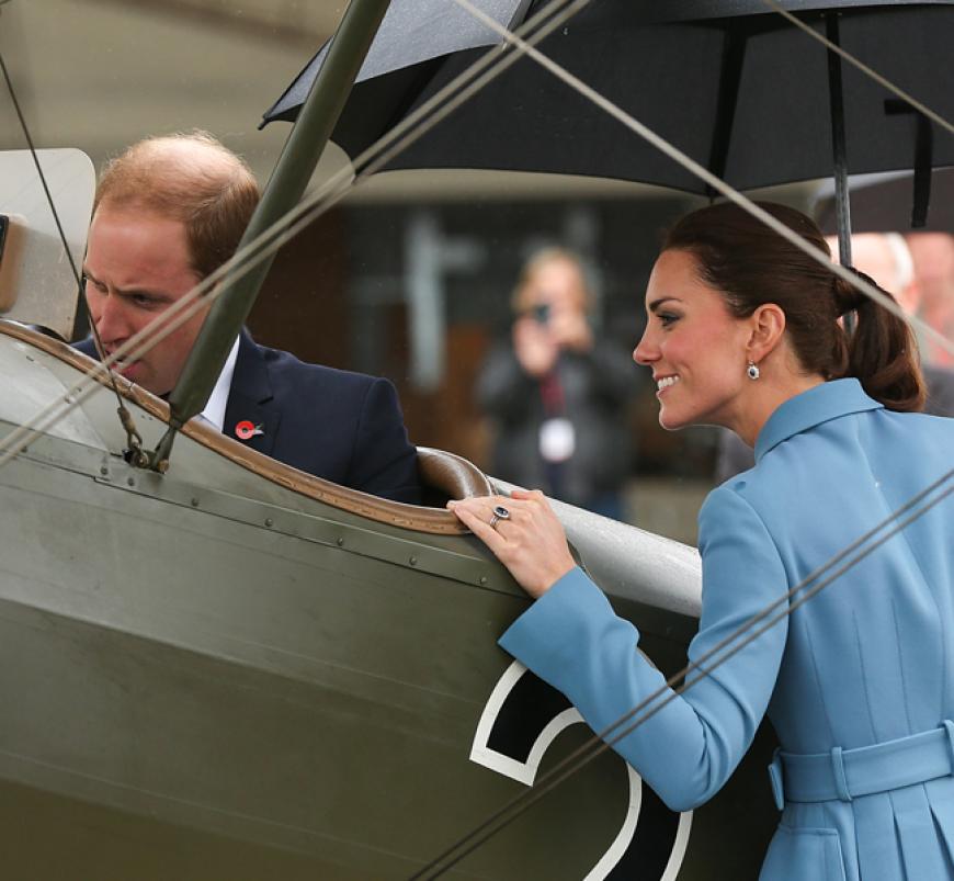 Die Herzogin kann sogar fröhlich lachen, wenn William sich an historischen Flugzeugen zu schaffen macht