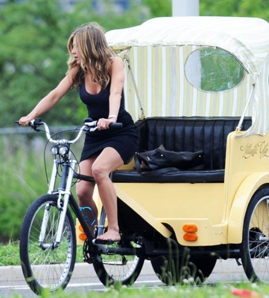 Aber was macht Jennifer nur auf dieser Rikscha?