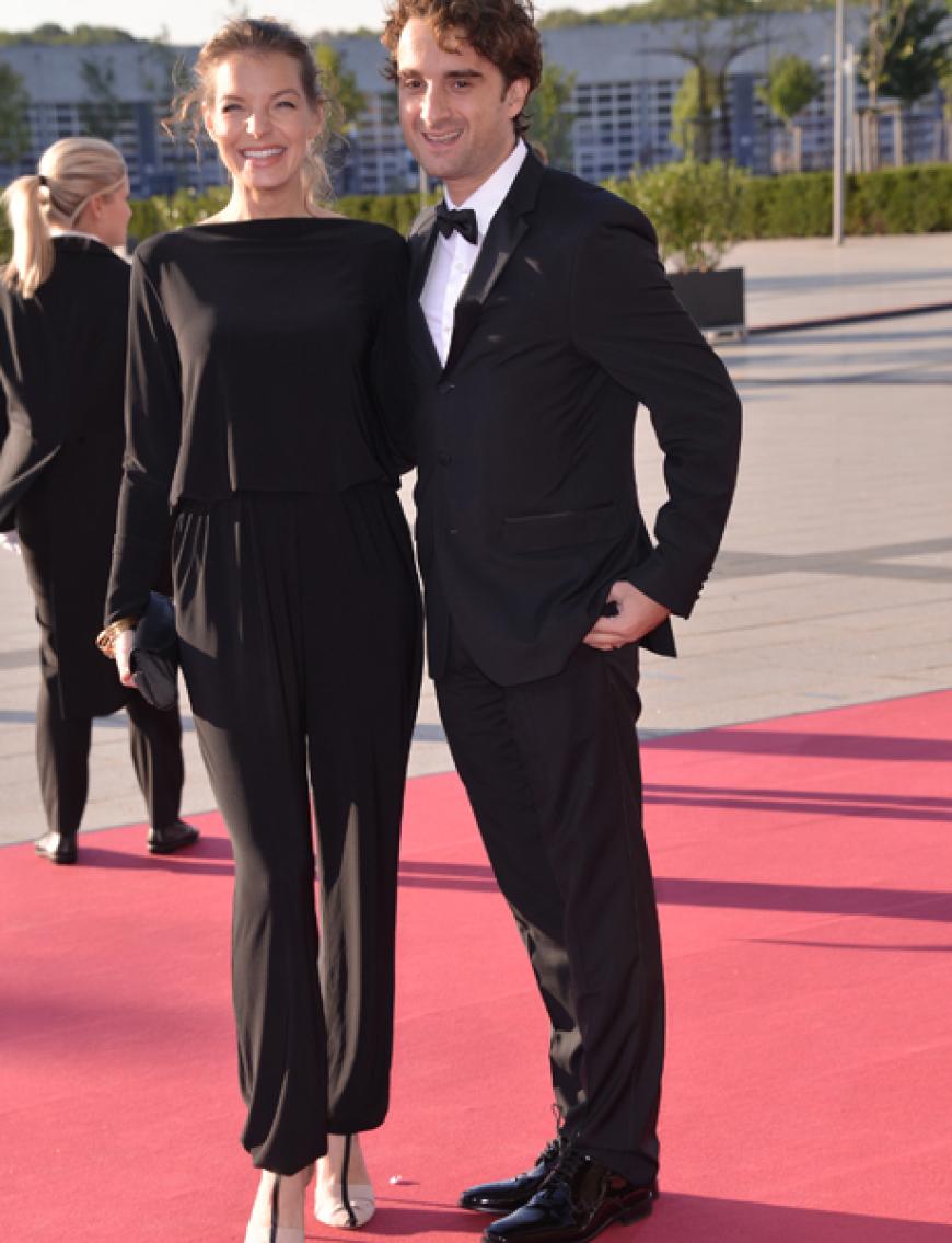 Im Partnerlook: Yvonne Catterfeld und Freund Oliver Wnuk ganz in Schwarz. Sehr klassisch!