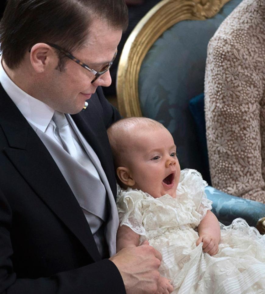 Die Kleine findet ihre Taufe eher zum Gähnen