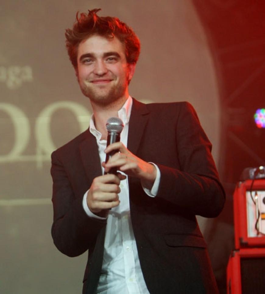 Bei der Frage, ob sie ein Paar sind, hielt sich Pattinson anfangs noch wortkarg: