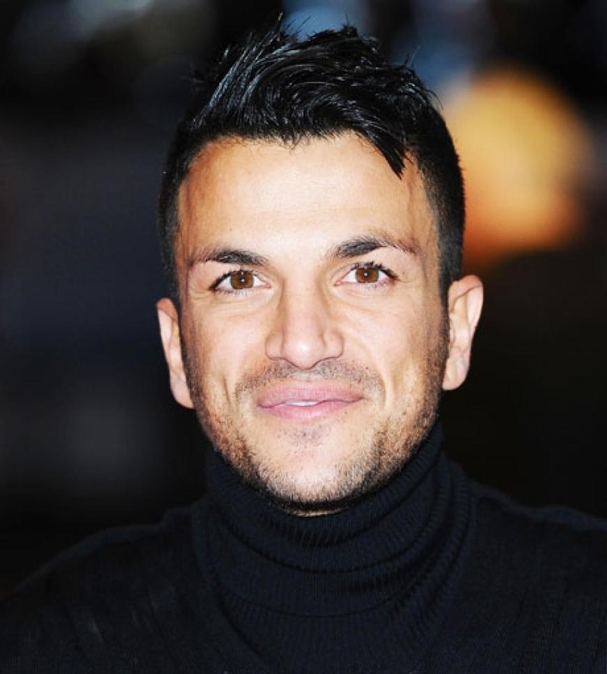 Der frisch geschiedene Sänger Peter Andre kam gut gelaunt ins