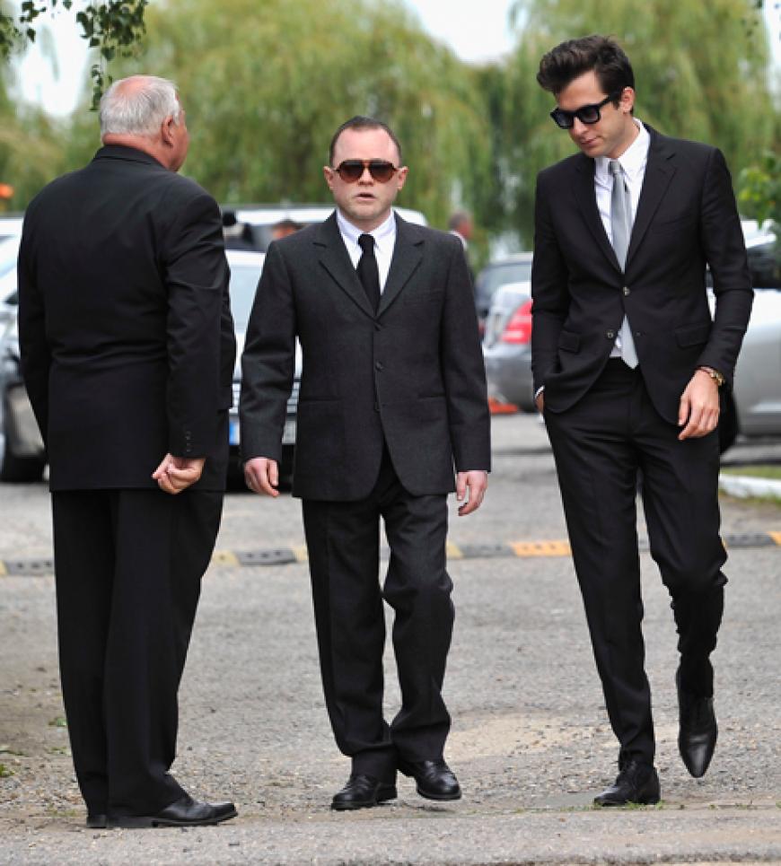 Mark Ronson kommt am Golders Green Friedhof in London an