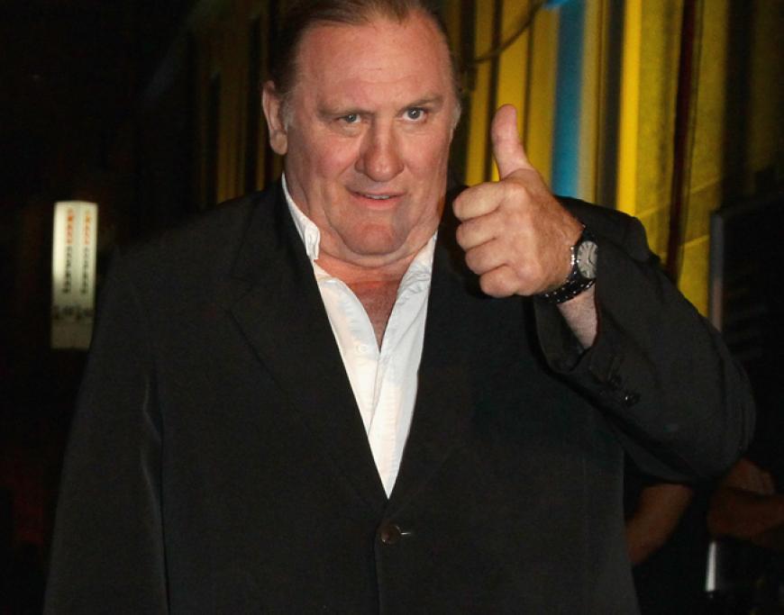 Daumen hoch! Obwohl, für diese Aktion gibt's eher ein Pfui, denn der französische Schauspieler Gerard Depardieu erleichterte sich auf dem Boden eines Flugzeuges, nachdem ihm während des Starts das Aufstehen untersagt worden war. Igitt!!!