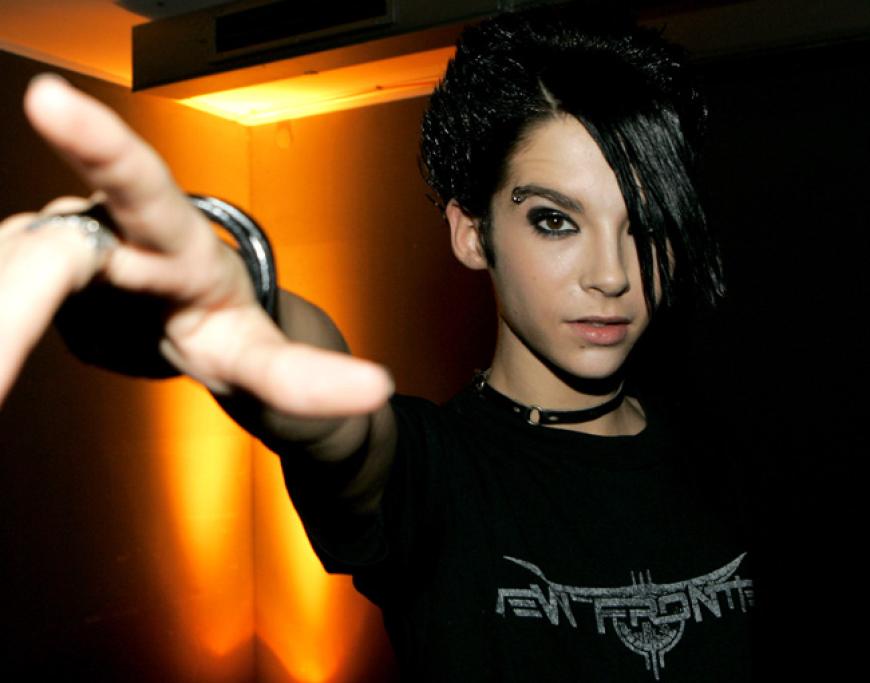 Und so hat alles begonnen: 2005 fängt die Karriere von Bill Kaulitz und Tokio Hotel an. Damals noch mit schwarzem Kurzhaarschnitt, einer Strähne, die streng gegelt über das Auge fällt, und schwarzem Lidschatten