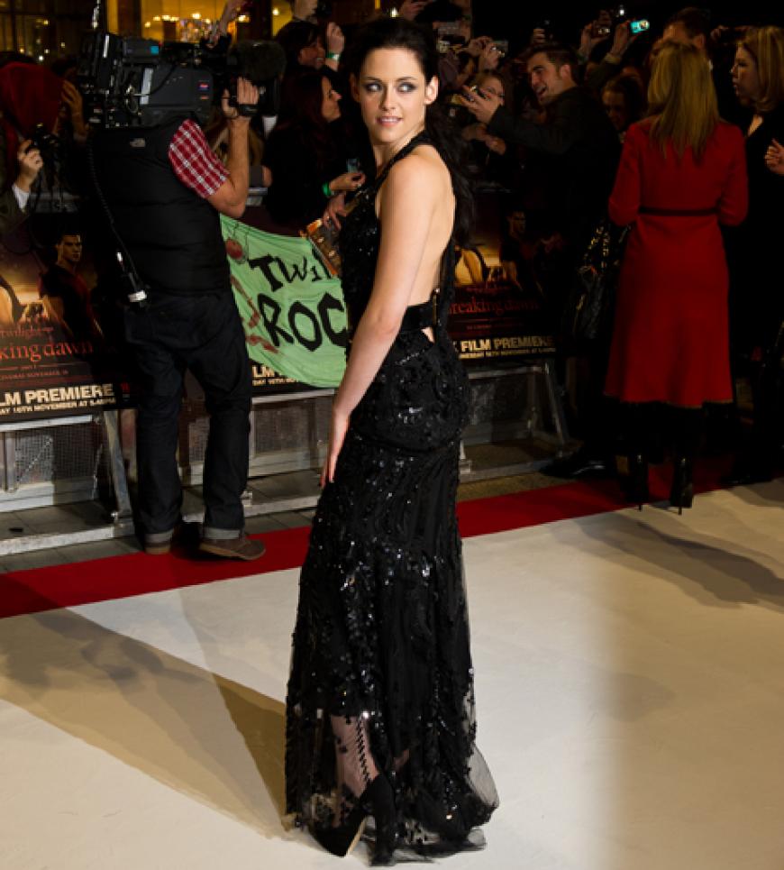 Wow, mit diesem Kleid landete Hauptdarstellerin Kristen Stewart einen Volltreffer: Designer Roberto Cavalli dürfte sich über diese Entscheidung freuen - die schwarze Neckholderrobe stammt aus seiner Hand