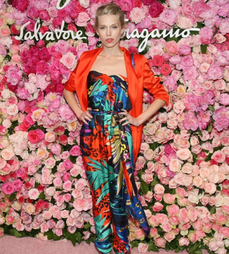 Blütenpracht: Theodora Richards beeindruckt uns in einem bunt bedruckten Jumpsuit von Salvatore Ferragamo