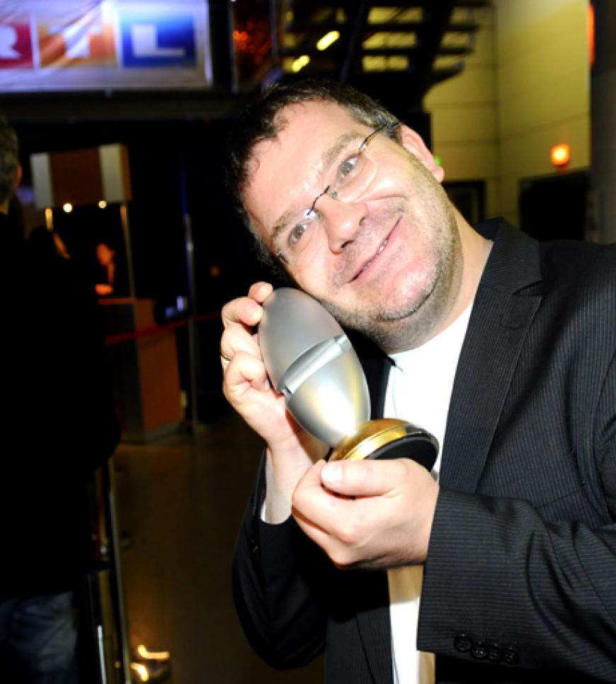 Elton vermisste Stefan Raab und kuschelte stattdessen seinen Comedypreis