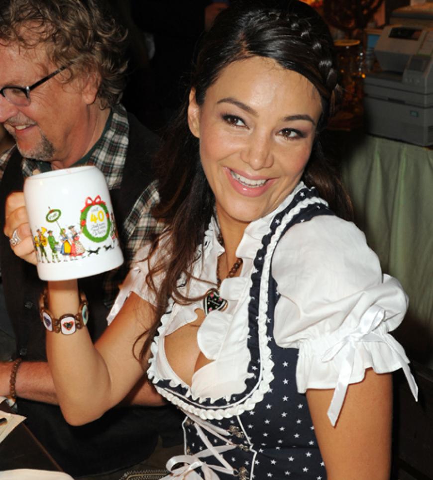 Stars, wie Verona Pooth schlüpfen in Dirndl und Lederhosen und feiern die diesjährige Wiesn 2011!