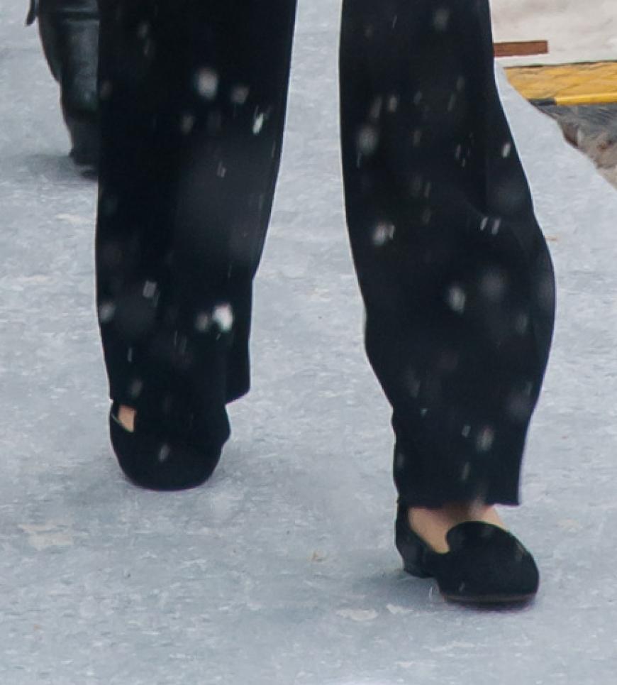 Ganz unladylike stapfte sie in Slippers durch den Schnee