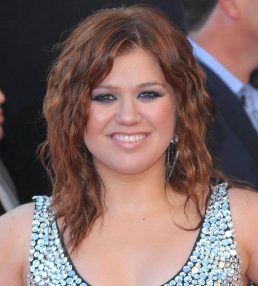 Kelly Clarkson strahlt mit ihrem Glitzerkleid um die Wette