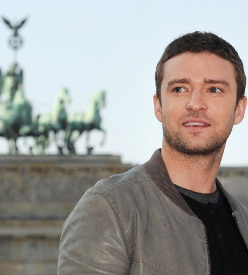 Justin posiert vor dem Brandenburger Tor