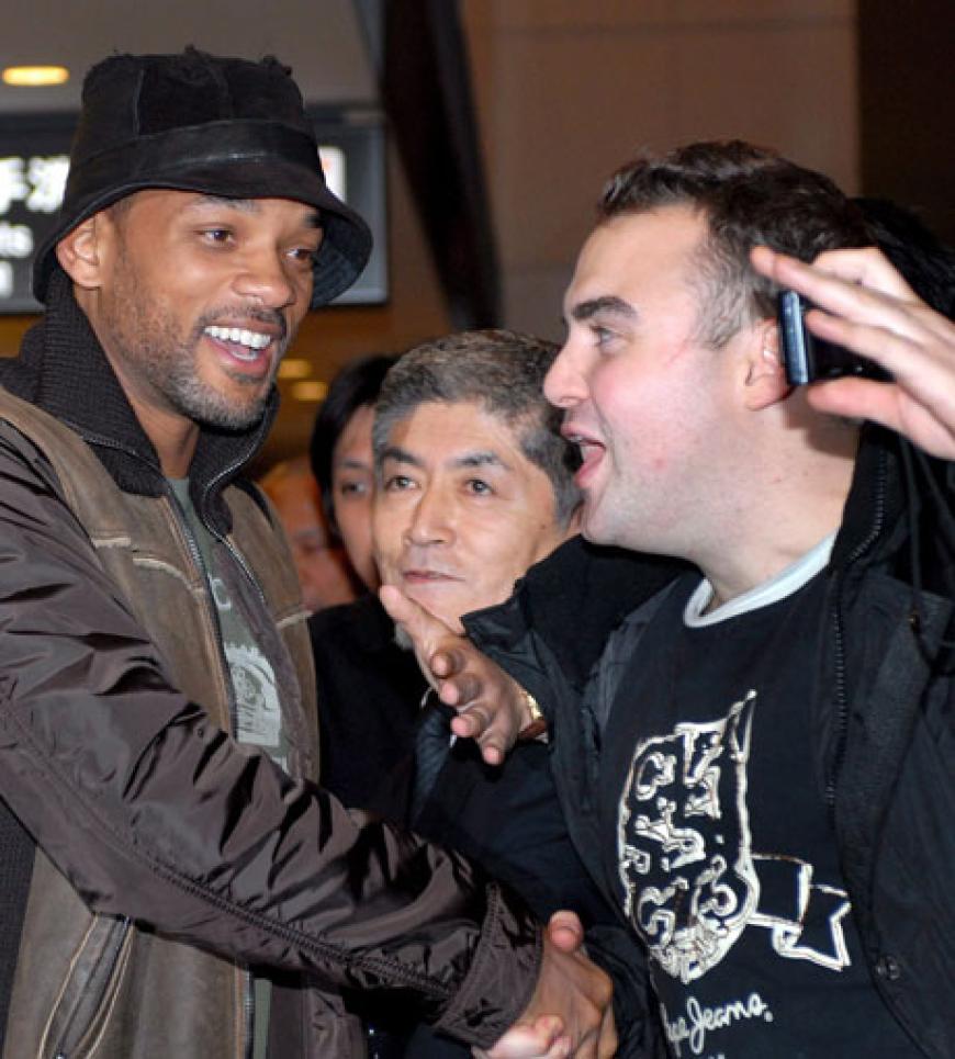 Will Smith zeigte sich bei seiner Ankunft in Japan Fan-nah