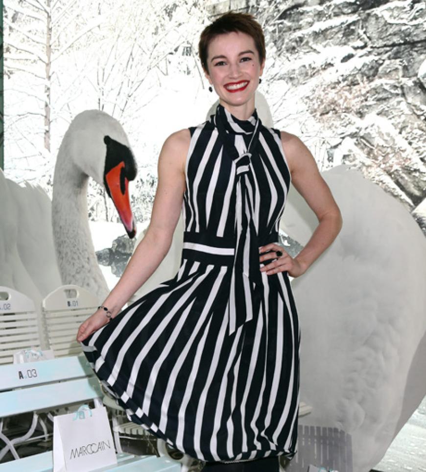 Ex-GNTM Kandidatin Wanda schwingt gut gelaunt ihr Kleid. Sehr gut finden wir, dass sie sich bei den Accessoires zurückgehalten hat. Die Streifen sind Eyecatcher genug.