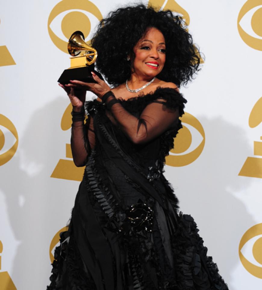 Diana Ross strahlt und hält ihren Preis in die Kameras