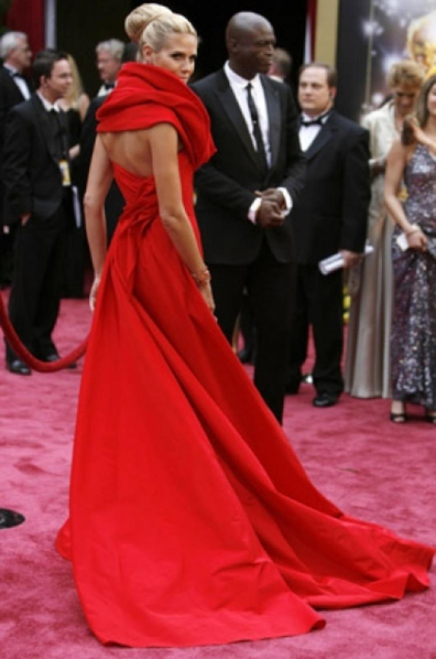 Heidi Klum: Eins der schönsten Oscarkleider: das Topmodel in einem Bustierkleid aus Seide mit langer Schleppe. Der Entwurf stammt von John Galliano Haute Couture