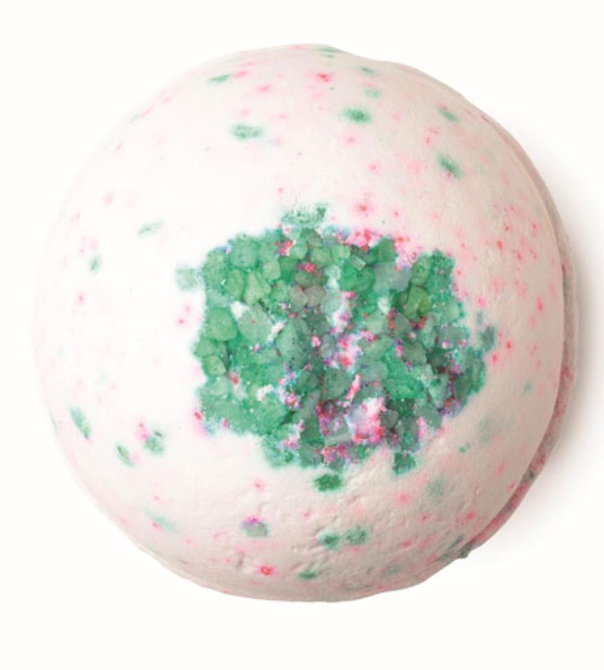 Ja, wir sind Softies! Diese Badekugel sorgt mit sanfter Mimose, belebender Jasmin und su?ßer Orangenblu?te für wunderbar weiche, softe Haut. Von Lush, ca. 4,95 Euro
