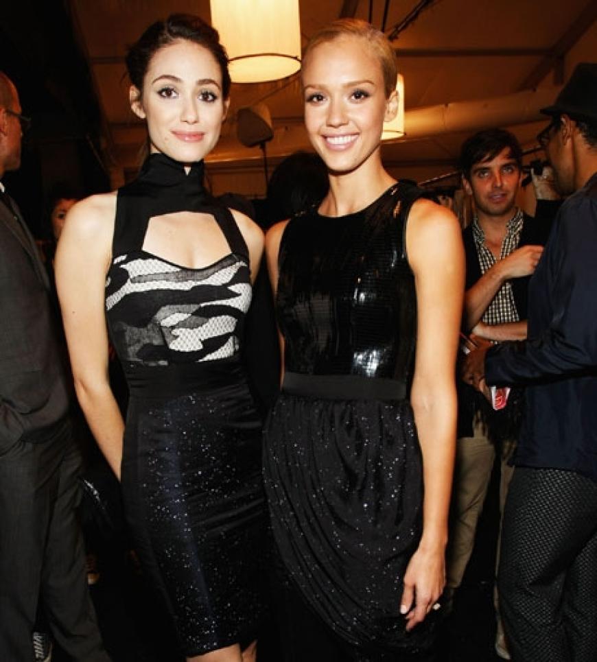 Die blonde Jessica Alba ist zurzeit schlank wie nie zuvor. Selbst an der Seite von Emmy Rossum wirkt sie sehr zerbrechlich