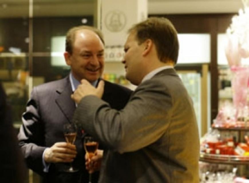 KLAMBT-Verleger Lars Joachim Rose (rechts) im Gespräch mit Martin Ellice (links) Group Joint Managing Director OK! Worldwide
