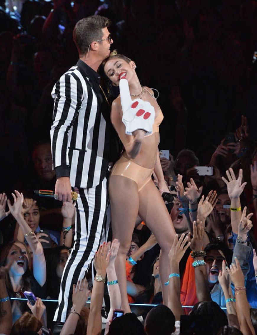 Peinlichster Auftritt des Abends: eine halbnackte Miley Cyrus, die sich an Superstar Robin Thicke ranmachte