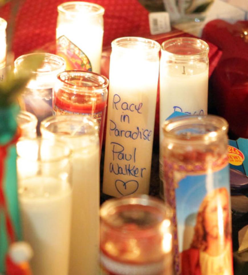 Fans und Freunde trauerten nach dem tragischen Tod von Paul Walker (†40), indem sie Kerzen am Unfallort aufstellten.
